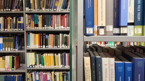 Moore Library Booksleves showing part of the main collection